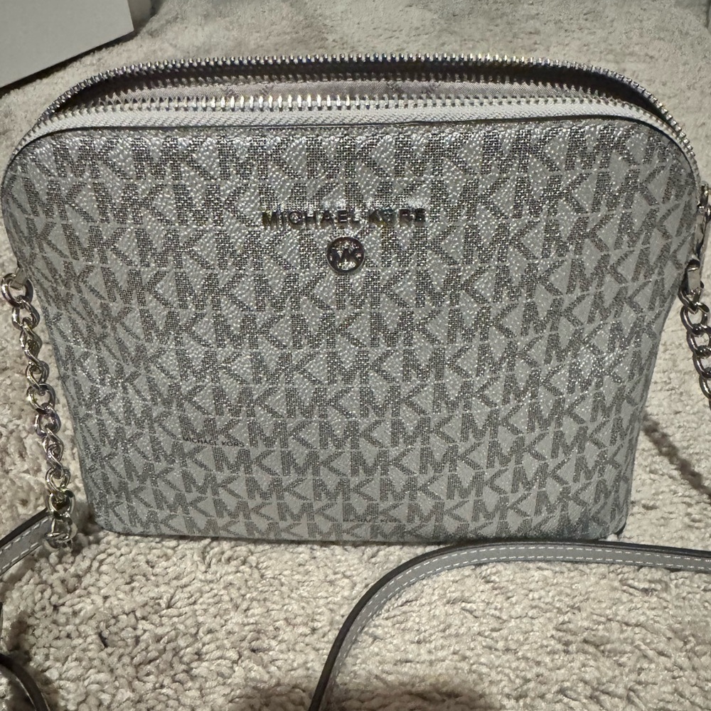 New Micheal Kors Cindy Dome Silver Crossbody